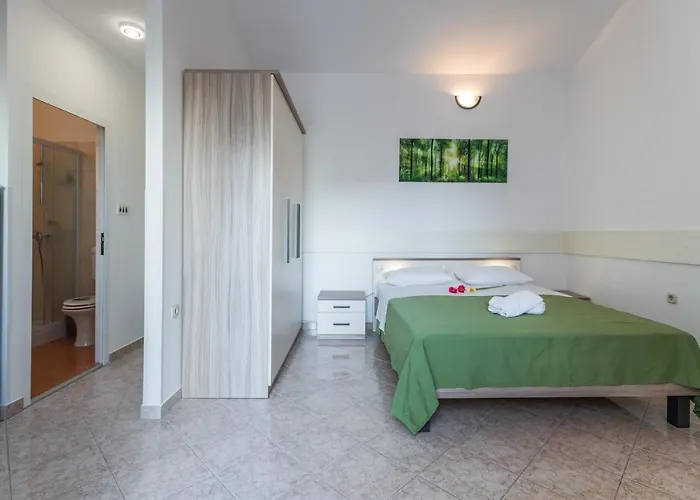 Nena בית הארחה 4*