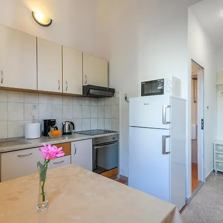 Nena بيت ضيافة زادار