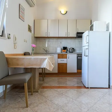 Nena Guest house *