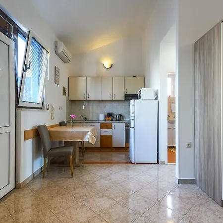 Nena بيت ضيافة زادار